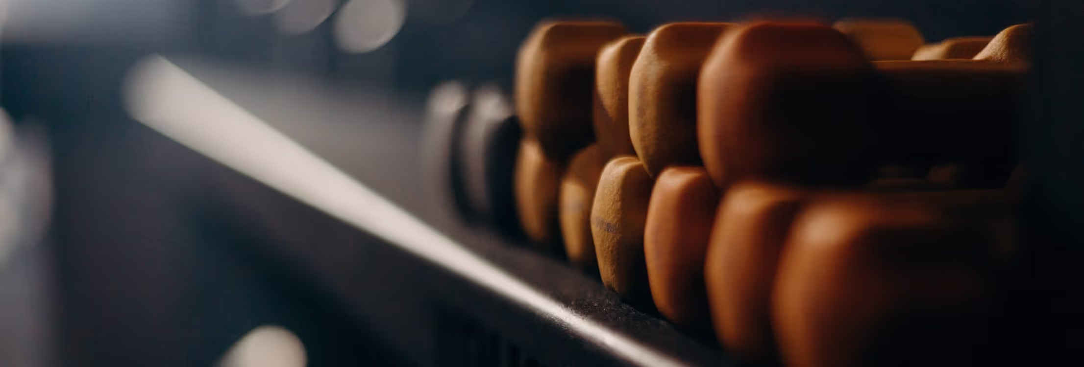 Фон: спортсмены тренируются в спортивном клубе OlimpClub