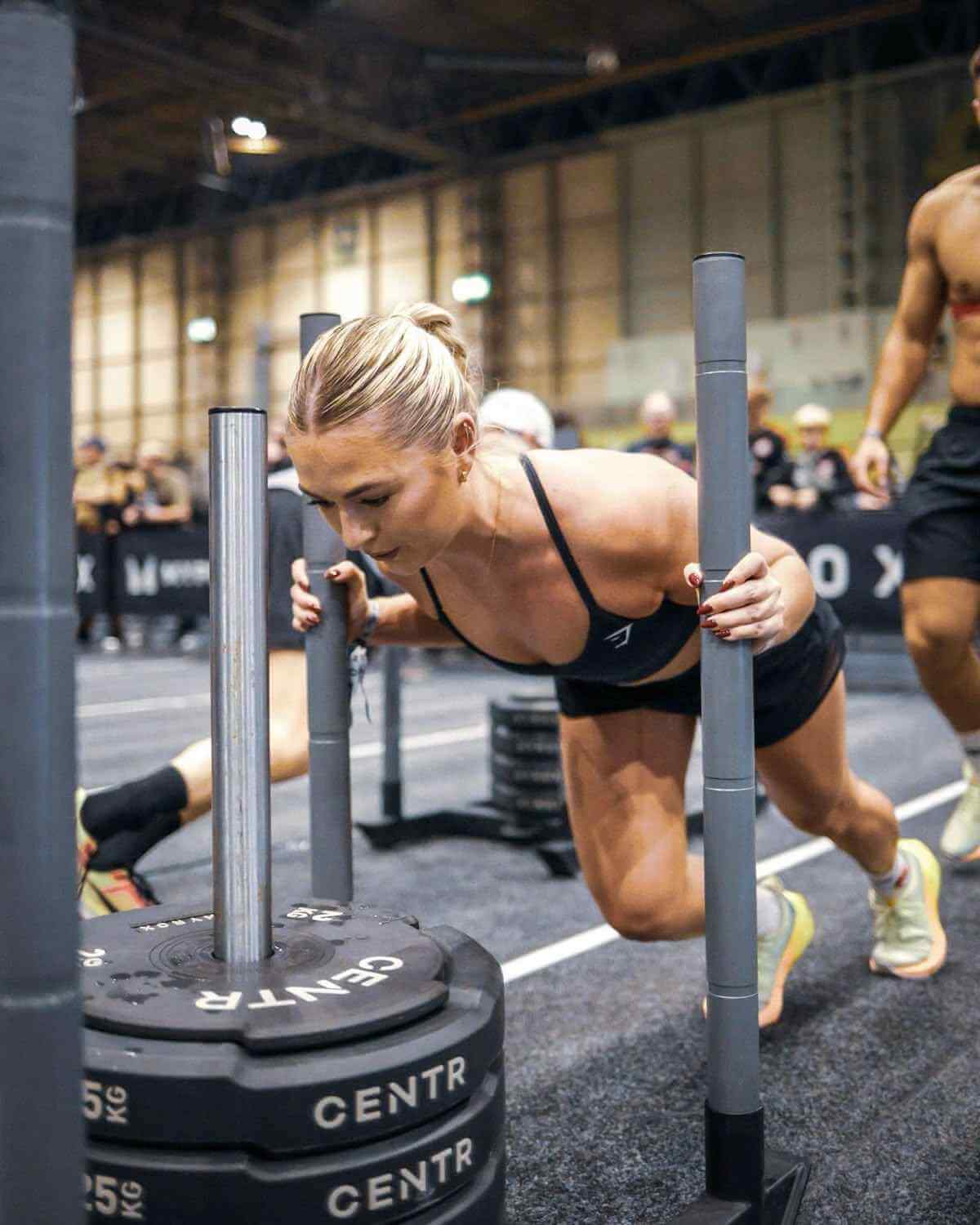 Спортсмены выполняют силовые упражнения в OlimpClub