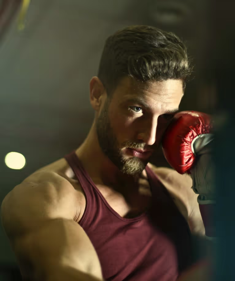 Группа людей на тренировке в спортивном клубе