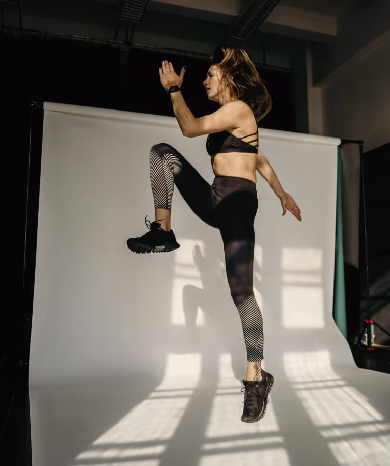 Спортсменка выполняет упражнение в зале OlimpClub